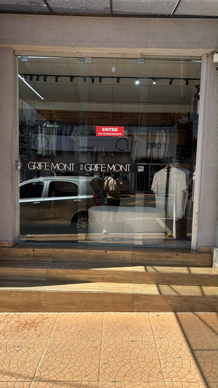 Entrada da Grife Mont Store em Monte Carmelo